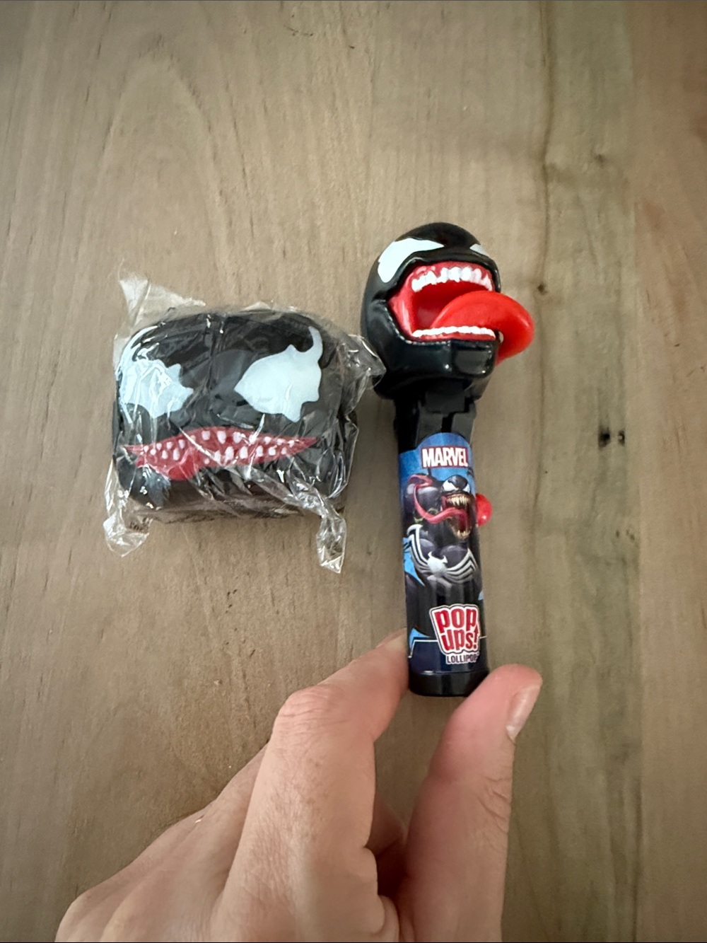 Marvel Venom Pop Ups Lollipop Dispenser - Black, Red, White